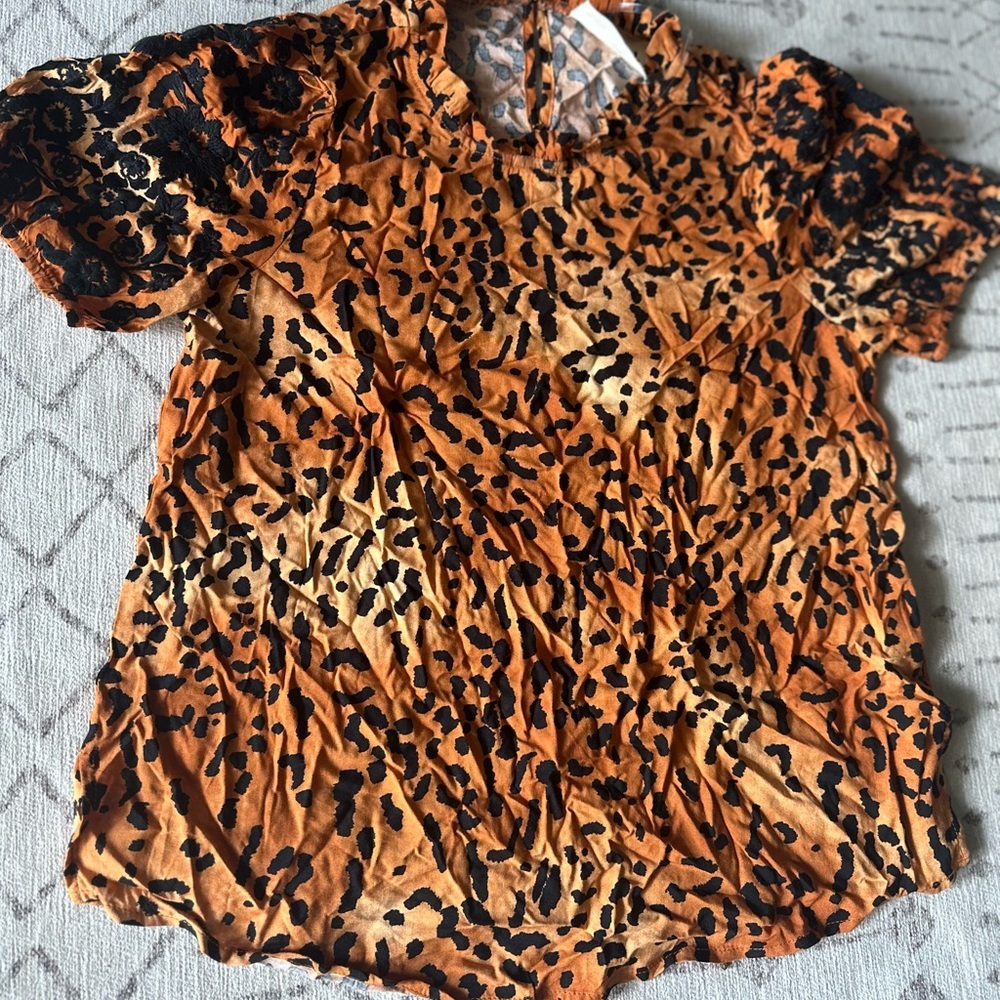 Savanna Jane Top Womens small Animal Print Floral Embroidered‎ Crew Neck Gold